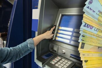 Schimbarea majoră pentru plățile cu cash, impusă de la Bruxelles. Noua restricție care va intra în vigoare și în România