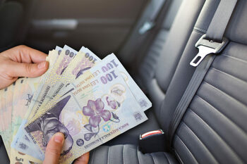 Ce pasager trebuie să stea doar pe bancheta din spate a mașinii. Amenda ajunge la 4.050 de lei, potrivit Codului Rutier