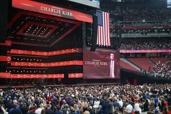 Președintele Americii, Donald Trump a ajuns la FUNERALIILE lui Charlie Kirk. Întreaga conducere politică a SUA este (…)