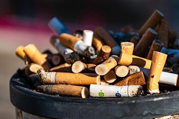 Amendă de 135 de euro pentru cei care fumează pe plajă sau în parc. Legea intră în vigoare de duminică, 29 iunie, în (…)
