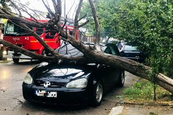 România, măturată de furtuni: Covor de grindină, străzi sub ape. Un tânăr de 18 ani a murit strivit de un acoperiș (…)