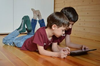 Cât timp pot fi lăsați copiii în fața ecranelor fără să dezvolte probleme emoționale și de comportament – studiu