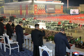 Paradă militară de amploare în Coreea de Nord. Kim Jong-un a scos pe străzile Phenianului rachetele NUCLEARE