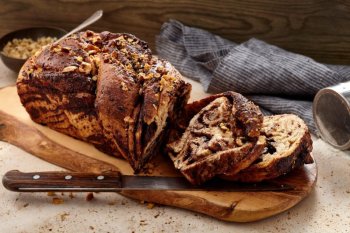 Cât costă cozonacul la Lidl, Kaufland, Carrefour și brutării. Cele mai ieftine variante pentru masa de Crăciun 2025