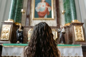 85% dintre români se declară religioși. Votanții PSD și AUR, cel mai des la biserică