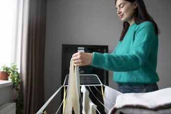 Cum să usuci hainele în casă de două ori mai repede și să încălzești locuința fără să pornești căldura