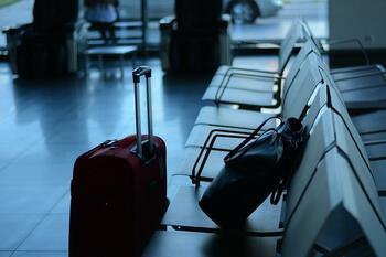 Comisia Europeană a autorizat instalarea pe aeroporturi a scannerelor ce permit transportul a peste 100 de ml de (…)
