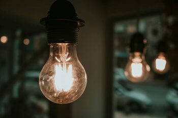 Start la facturi mai mari la curent! Schema de plafonare se încheie pe 1 iulie. Ce trebuie să știi