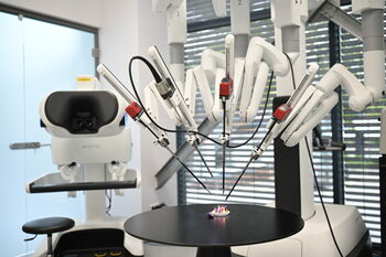 O nouă eră în chirurgie: sistemul robotic da Vinci 5 ajunge în România