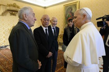 Papa Leon al XIV-lea l-a primit pe Robert de Niro la Vatican. Cum a fost onorat celebrul actor de Suveranul Pontif