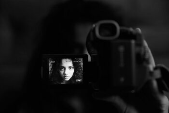 Premieră în Europa: În fața valului deepfake, Danemarca propune copyright pentru chipul și vocea ta