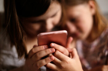 Un studiu îngrijorător arată că un sfert dintre copii nu se destăinuie nimănui despre pericolele întâlnite online