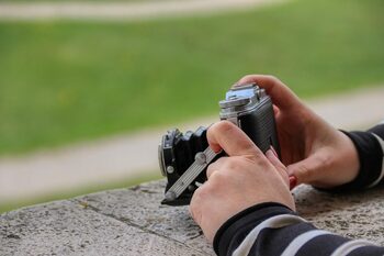 Doi români, arestaţi în Grecia sub suspiciunea de spionaj, după ce au fotografiat o bază navală