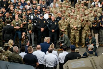 Trump s-a întâlnit cu poliţiştii şi militarii desfăşuraţi la Washington: Vom face orașul sigur apoi ne vom îndrepta (…)