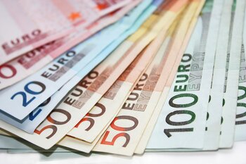 ReporterIS: Statul a cumpărat la prețuri supraevaluate 1.300 de microbuze electrice cu fonduri din PNRR