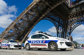 Anchetă la Paris după ce doi bărbaţi tineri au urinat pe o femeie fără adăpost, însărcinată, şi pe copiii ei / (…)