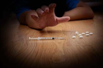 Consumatorii britanici de droguri sunt avertizaţi că ajută la alimentarea maşinăriei ruse de război / Traficanţii (…)