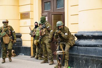 Pedepse cu închisoarea pentru şase britanici, autorii unui incendiu comandat de grupul paramilitar rus Wagner