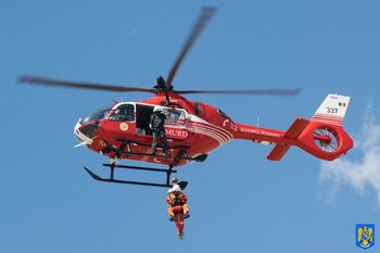 O femeie care a căzut 15 metri într-o râpă din Retezat a fost salvată cu elicopterul SMURD