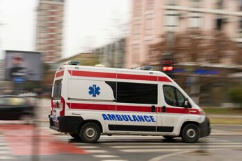 Caz șocant în Italia. Româncă, jefuită și abandonată dezbrăcată pe stradă de șoferul ambulanței în care se afla
