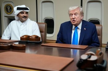 În drum spre Asia, Trump face o aterizare „surpriză”. Îl ia în Air Force One pe emirul Qatarului, unul dintre (…)