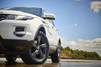 Experții avertizează: mii de mașini afectate de inundații ajung pe piața second-hand