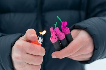 Zeci de persoane au fost rănite după explozia unui depozit de artificii din Pakistan