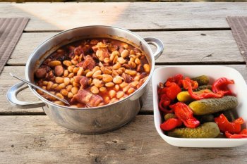 VIDEO | Fasole cu cârnați, slană și afumătură, ca la mama acasă, pentru masa de 1 Decembrie și nu numai