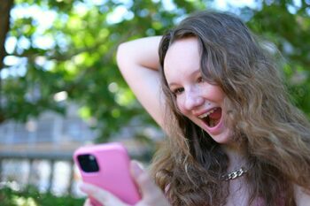 De ce femeile folosesc semnul exclamării mai mult decât bărbații?