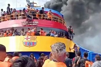 Un feribot cu aproape 600 de persoane la bord a luat foc, în Indonezia. Trei oameni au murit VIDEO