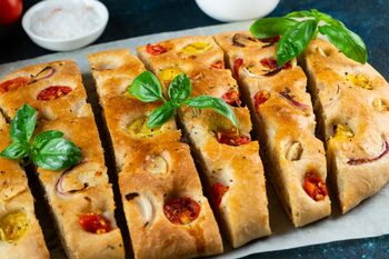 Focaccia: Rețeta corectă pentru a prepara pâinea pufoasă ITALIANĂ. Ingredientele de care ai nevoie