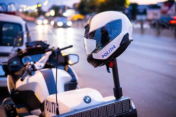 Focuri de armă în Capitală – polițiștii au găsit o mașină avariată; nu sunt victime