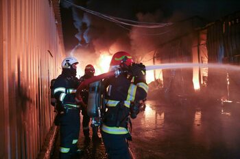 Comisia Europeană restricţionează utilizarea „substanţelor chimice permanente” în spumele de stingere a incendiilor