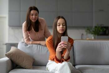 Cum arată o relație sănătoasă între părinți și adolescenți în era digitală: „Primul pas e ascultarea: fără judecată, (…)