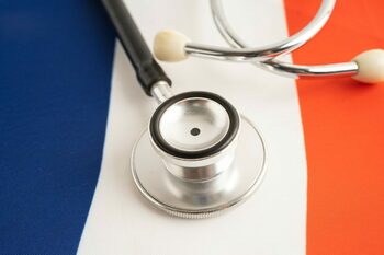 Consultații medicale la domiciliu pentru persoanele neasigurate. În ce cazuri pot beneficia românii de aceste servicii