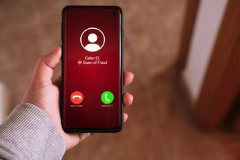 Infractorii cibernetici, tot mai convingători. Cum ne protejăm de frauda prin telefon?