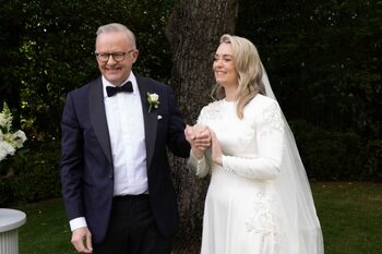 Anthony Albanese și Jodie Haydon s-au căsătorit. Premierul a devenit primul din țara sa care se căsătorește în (…)