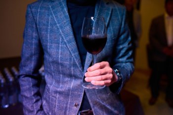 Cum să fii o gazdă sau un musafir bun în sezonul sărbătorilor?