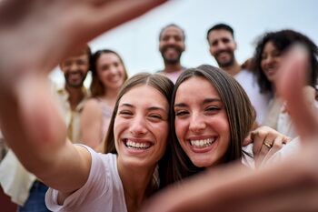 Tinerii din Generația Z fac mai puțin sex și renunță la relații cu totul