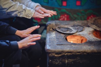 Fără haine groase, fără acces la cultură: iarna adâncește vulnerabilitatea copiilor din mediile defavorizate