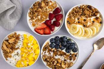 Bol cu iaurt, fruct și granola de ciocolată/ Un mic dejun care aduce energia necesară de la prima oră