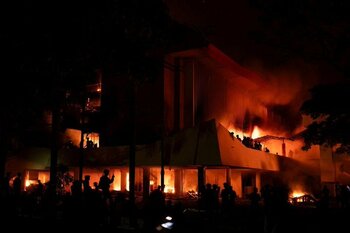 Indonezia. Trei morţi după ce o mulţime a incendiat clădirea parlamentului regional