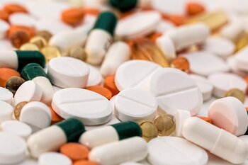 Poliţiştii au confiscat aproape 200 de cutii de medicamente pentru boli grave, care erau decontate ilegal