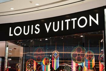 De ce au scăzut cu 23% acţiunile gigantului din industria produselor de lux LVMH de la începutul anului?