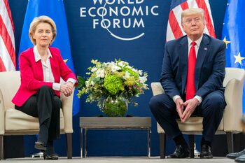 Trump și Ursula von der Leyen negociază contracronometru un acord comercial SUA-UE