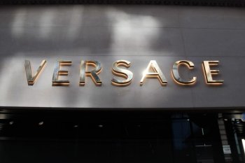 Grupul Prada a finalizat achiziționarea brandului Versace