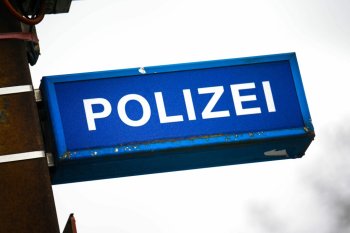 Un român a bătut două tinere într-un tramvai din Bremen după ce le-a văzut sărutându-se