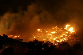 WWA: Schimbările climatice au făcut de 40 de ori mai probabile incendii similare ca în Spania