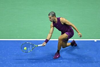 Alcaraz avansează în runda a patra a US Open, Rybakina elimină pe Răducanu