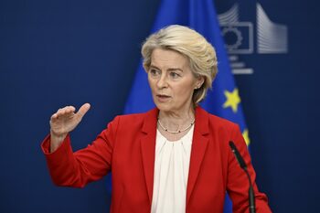 Ursula von der Leyen înfruntă două moțiuni de cenzură în Parlamentul European. Ce grupuri o vor demisă